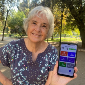 Julia Martínez muestra la app Mayor en un smartphone