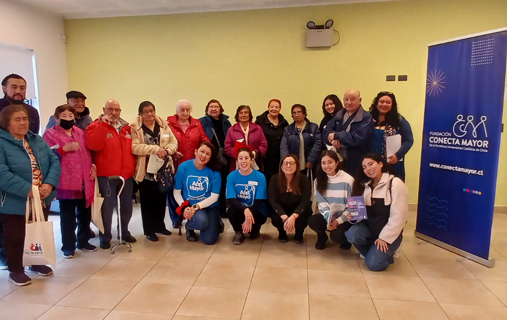 Imagen grupal que muestra a dos colaboradoras de COnecta Mayor junto a grupo de personas mayores en Magallanes