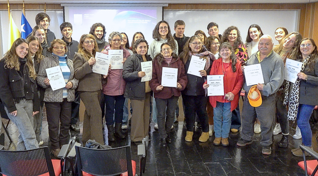 Foto grupal participantes cierre de Generaciones Conectadas con Escuela Psicología UC