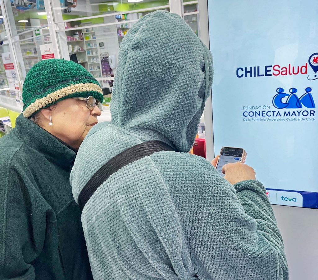 Foto de 2 personas mayores probando App Mayor para acceder a Chile Salud de Laboratorio Chile Teva