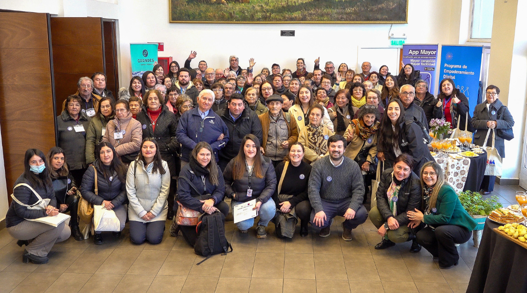 Foto grupal de todas las personas asistentes al cierre del PED en Ñuble