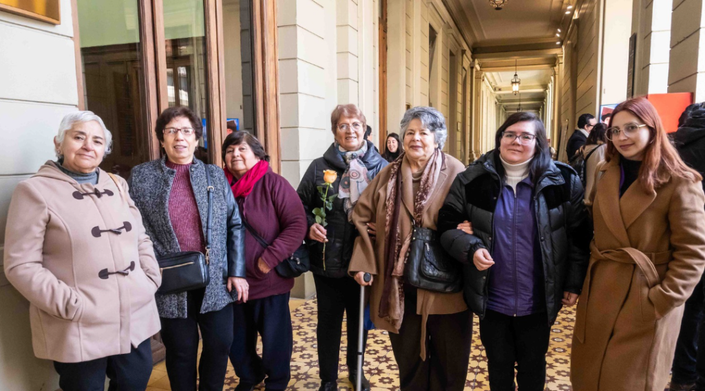 Personas Mayores, beneficiarias de programas de Conecta Mayor UC en el 4° aniversario de la fundación.