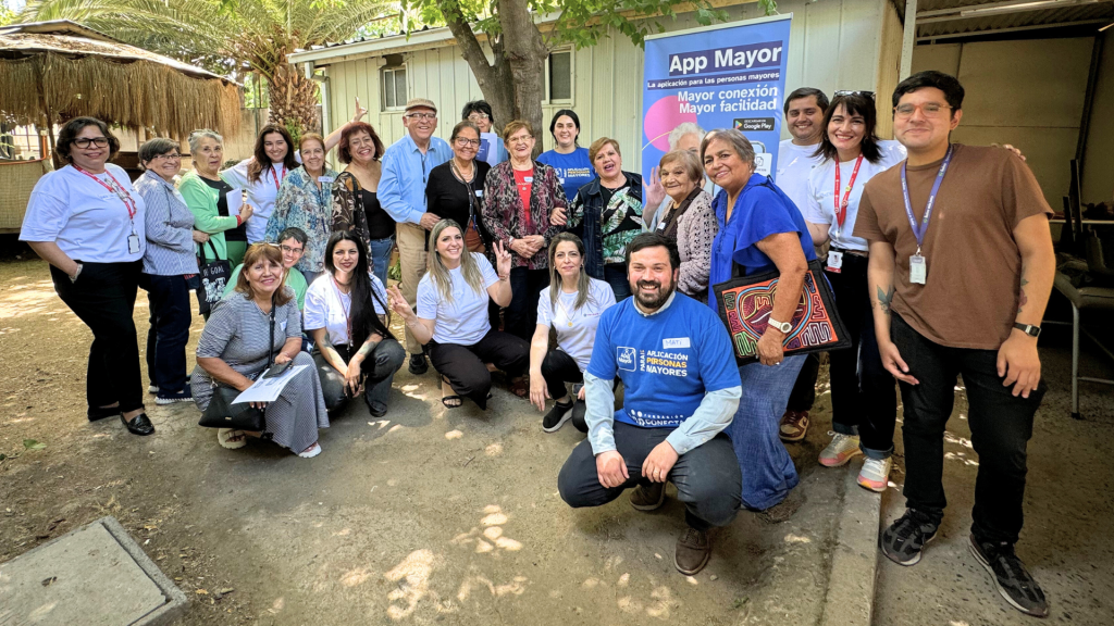 Fotografía grupal de Taller de App Mayor. Conecta Mayor UC con Verisure en Ñuñoa