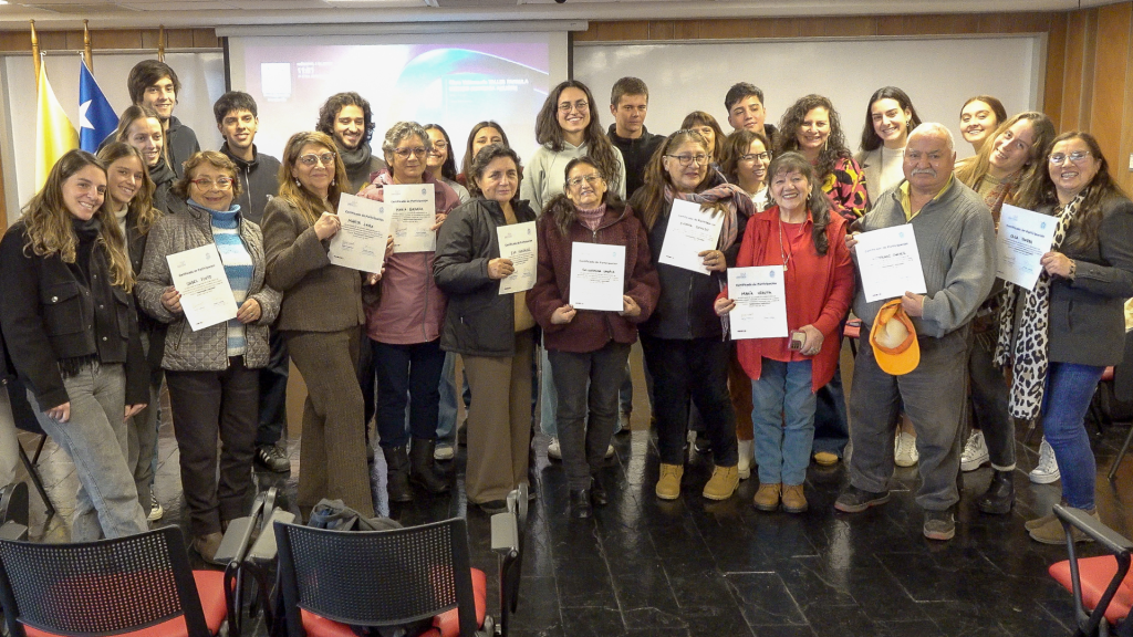 Cierre del ciclo de talleres de habilidades digitales para personas mayores con estudiantes voluntarios de la UC