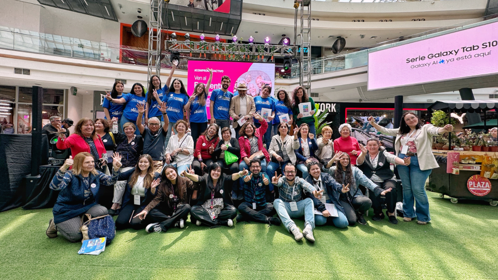 Foto grupal Encuentro Silver Conecta Mayor UC en Mallplaza