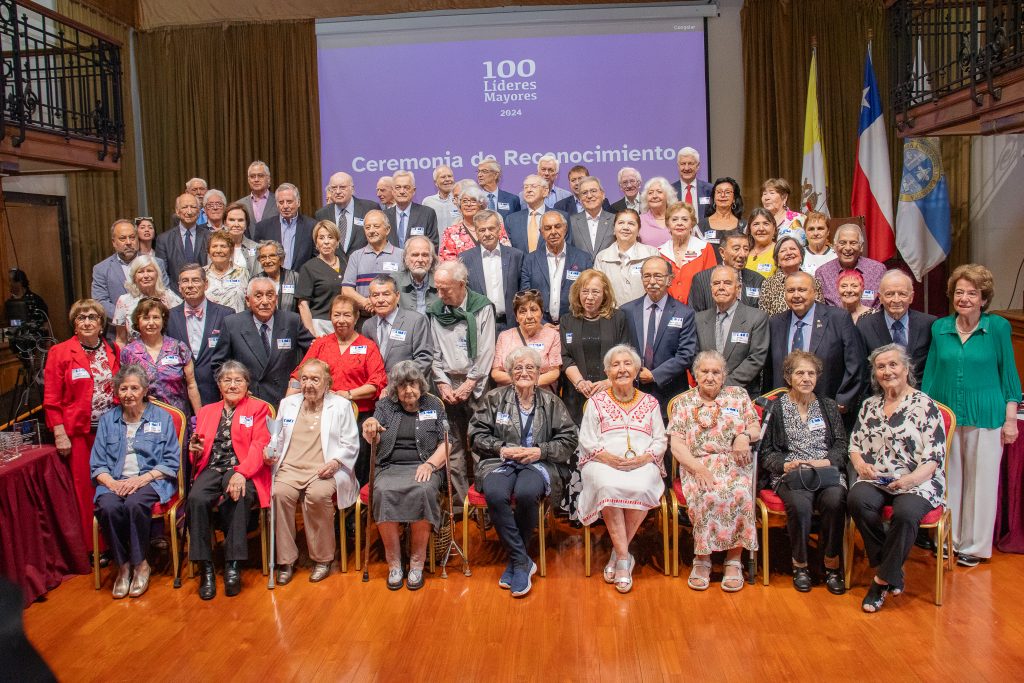 Fotografía grupal de 60 personas mayores reconocidas como Líderes Mayores 2024