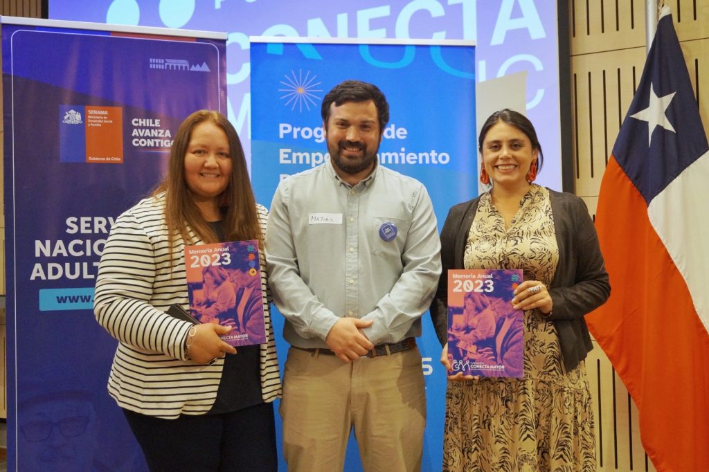 Foto grupal de representantes de las organizaciones presentes en cierre del Programa de Empoderamiento Digital en Maule junto a Fundación Grandes