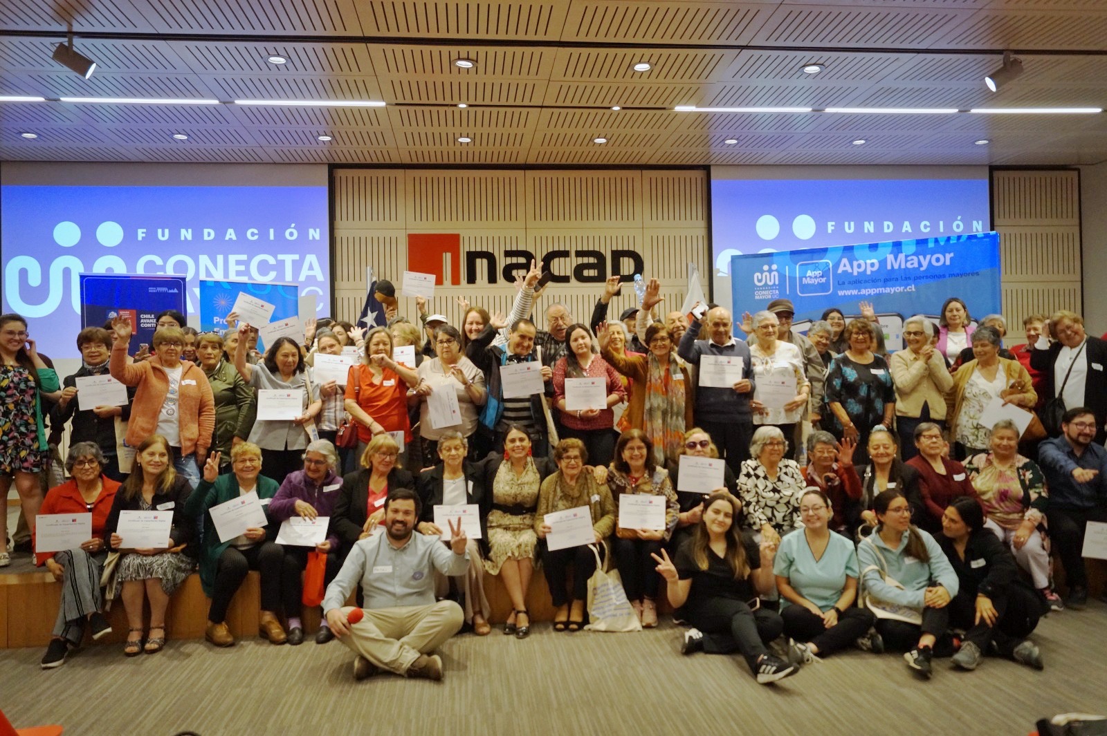 Foto grupal de la ceremonia de Certificación Programa Empoderamiento Digital en Maule junto a Fundación Grandes