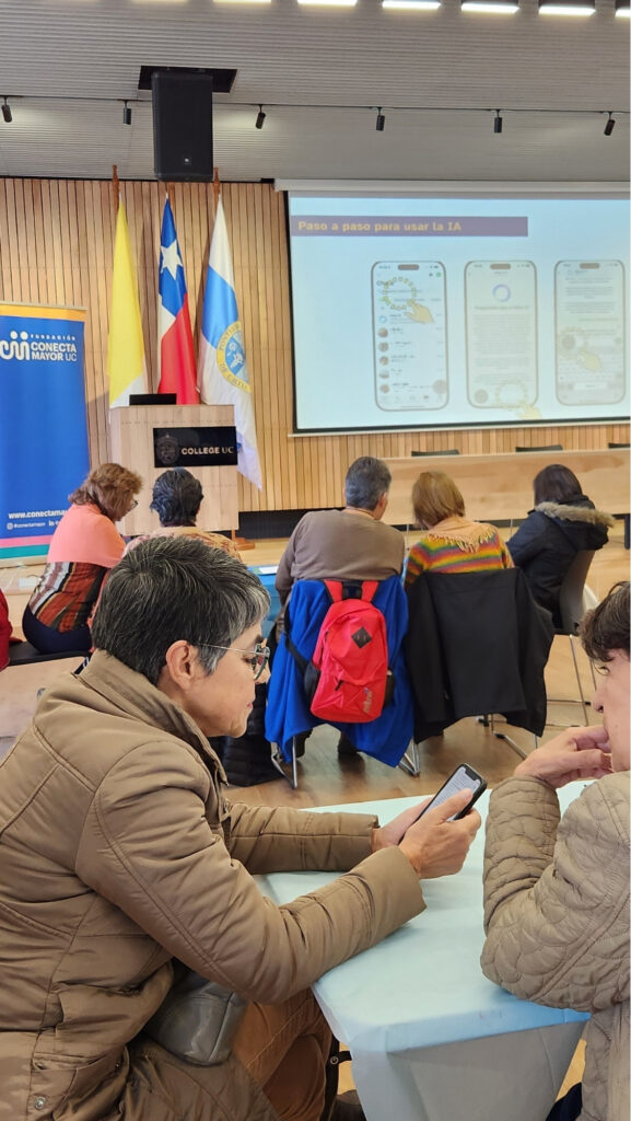 Personas mayores interactuando con IA